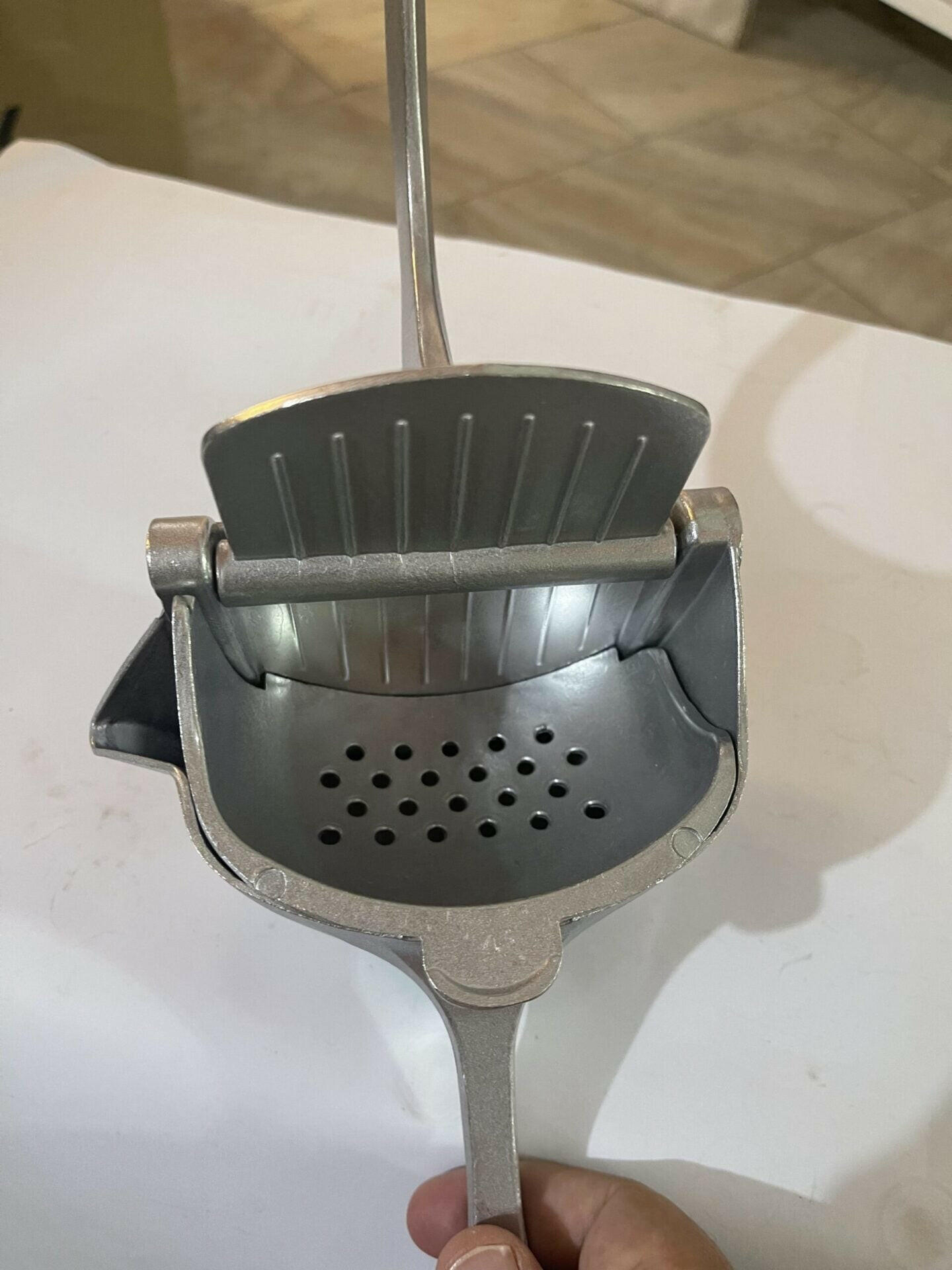 Manual Juice Extractor – Durable Iron, Travel-Friendly