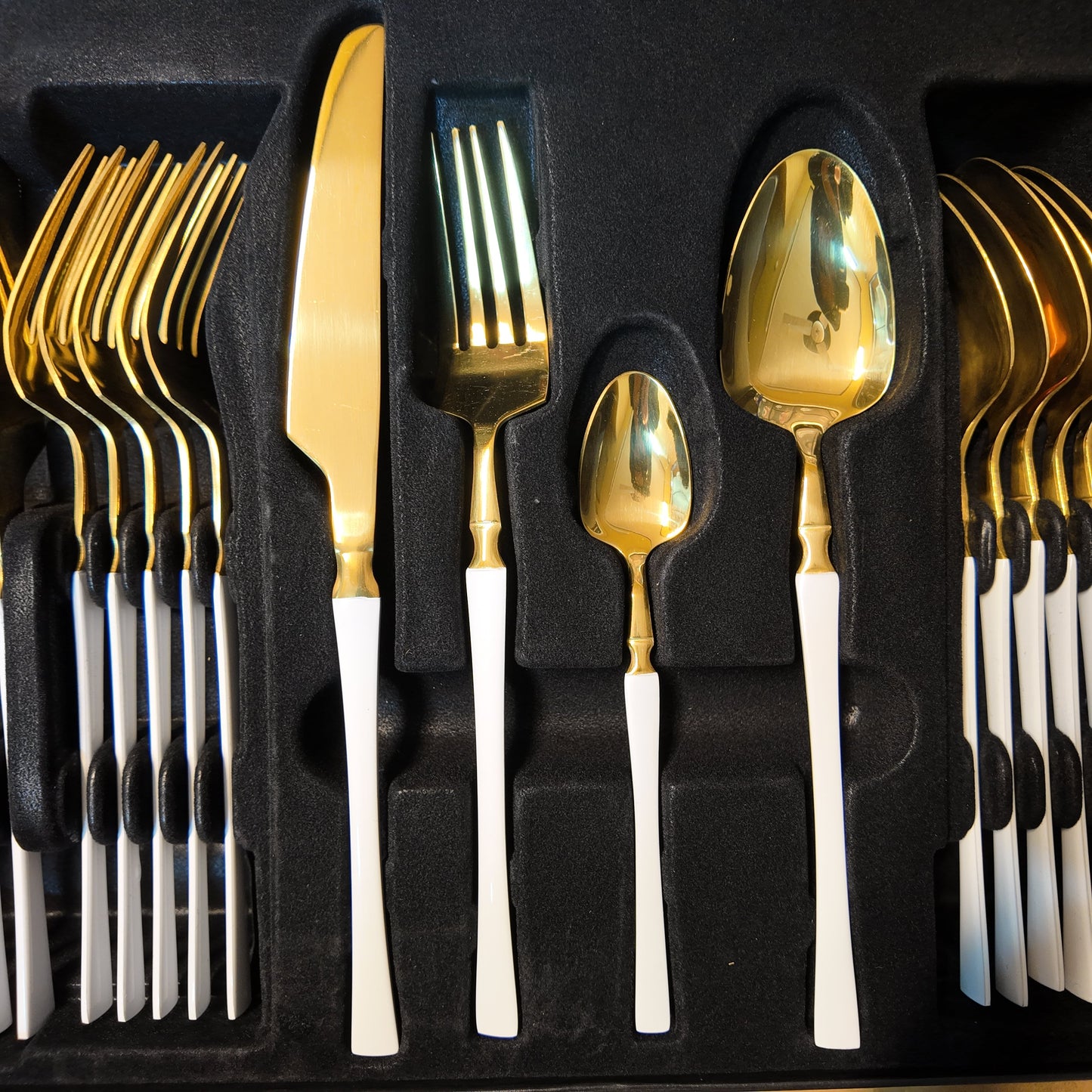Lot Imported 24 Piece Cutlery Set in 4 Colors