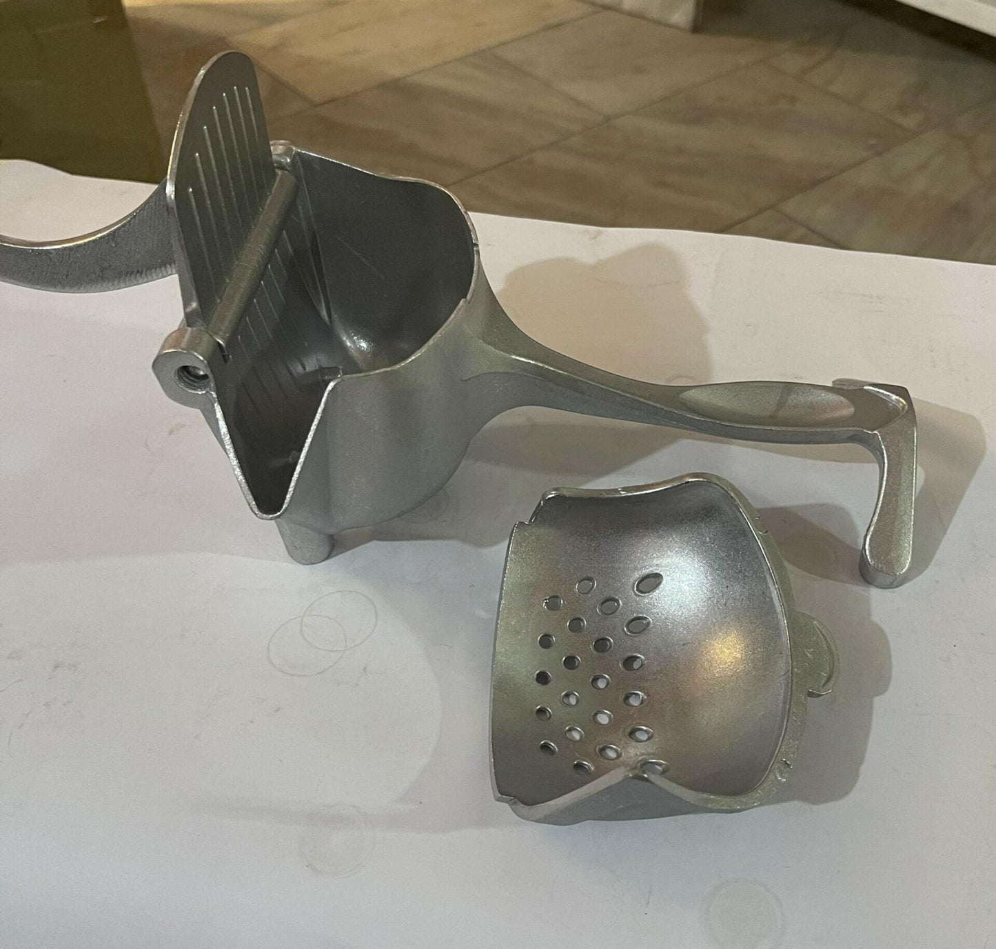 Manual Juice Extractor – Durable Iron, Travel-Friendly