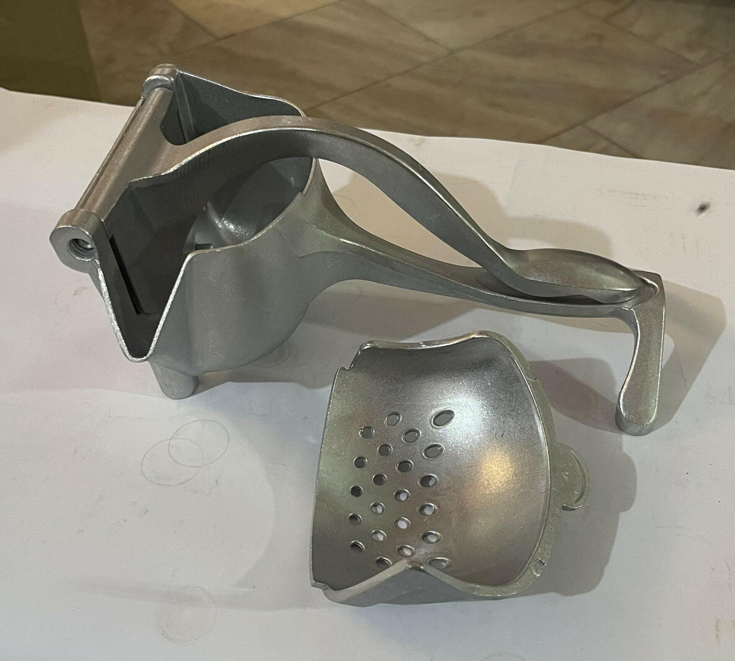 Manual Juice Extractor – Durable Iron, Travel-Friendly